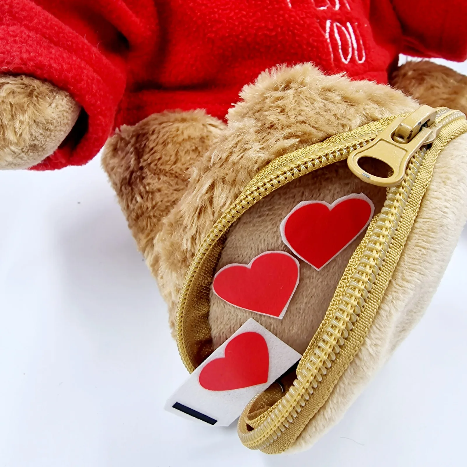 Ours d'amour avec pull rouge